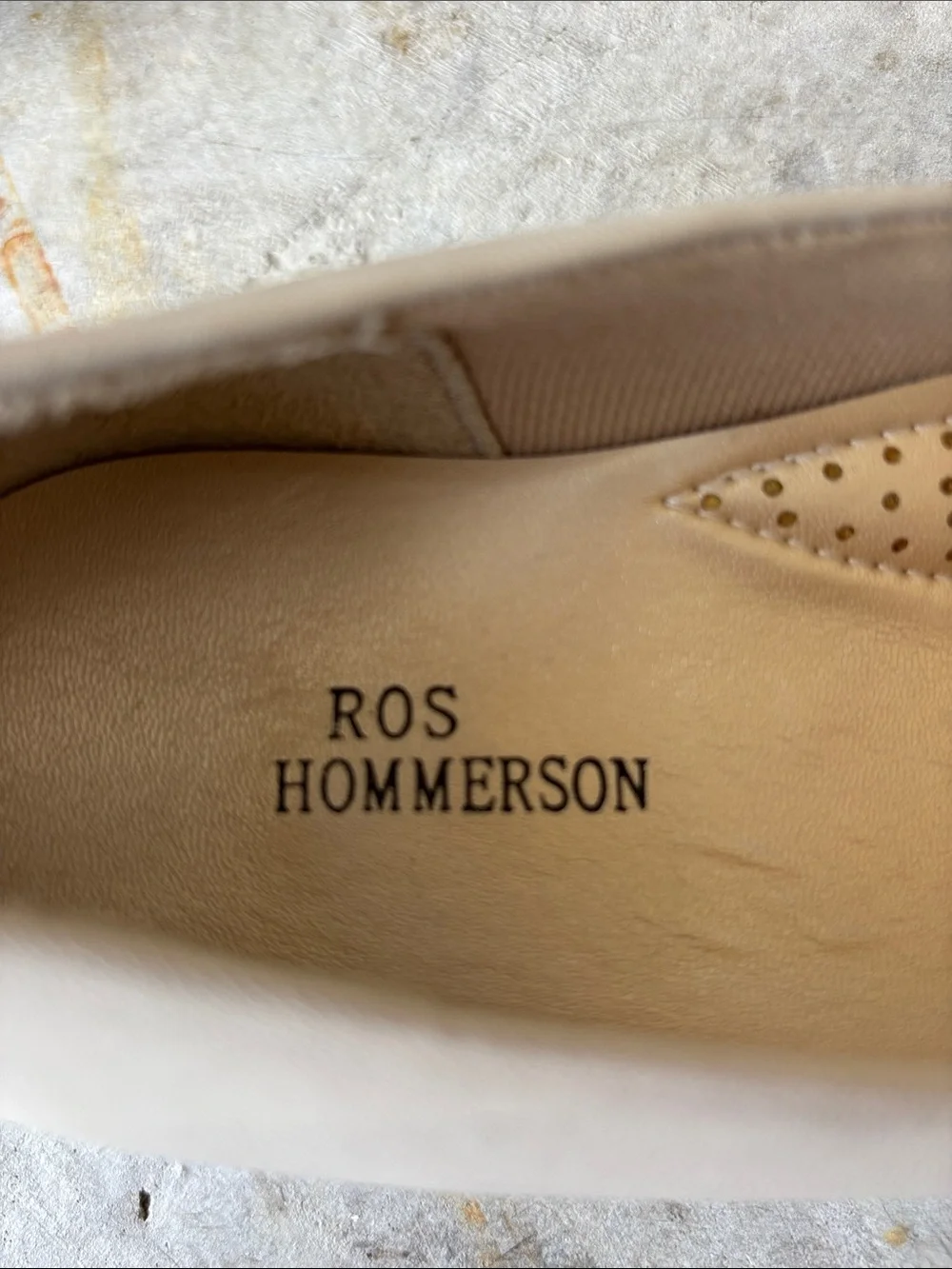 Ros Hommerson Cream Leather Low Heels sz 9 Bridal Minimalist Office Chic